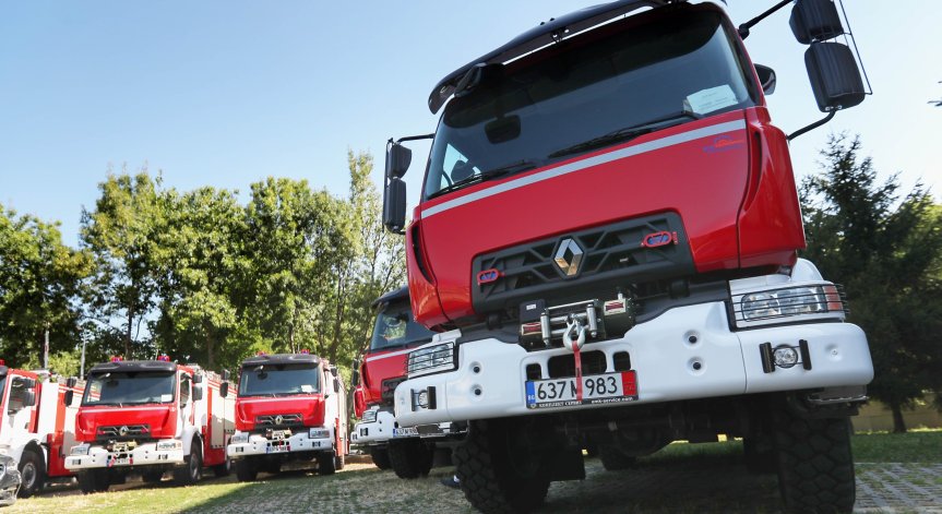 В усилията участват екипи от пожарната и горското стопанство.