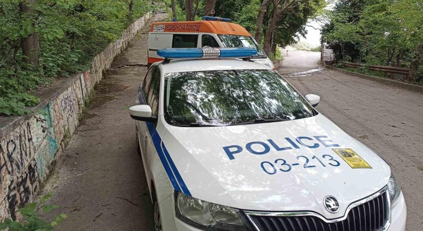 Пострадалият е откаран в болница.