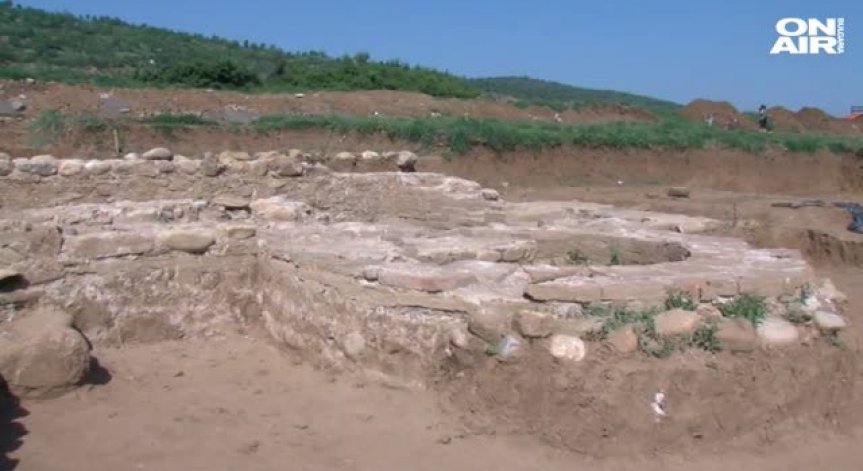 Непокътната римска гробница бе открита по време на строителството на АМ 