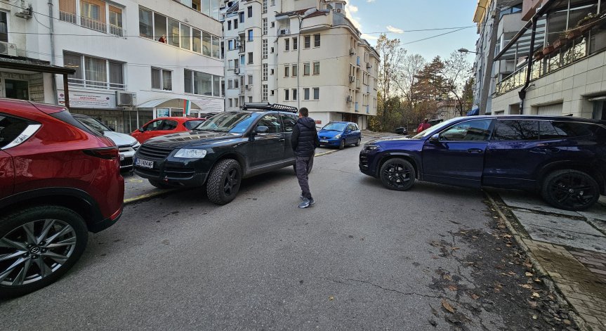 Нагло паркиране в София: Гаражи непрекъснато са блокирани