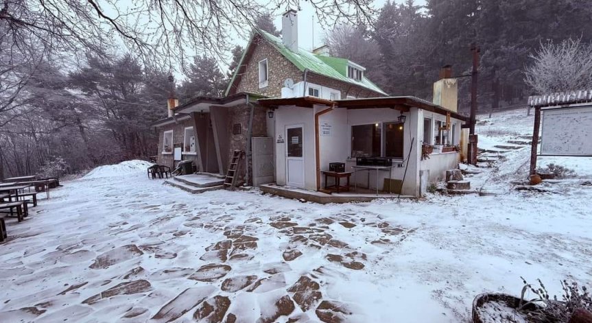 Сняг падна и в село Горни Радковци.