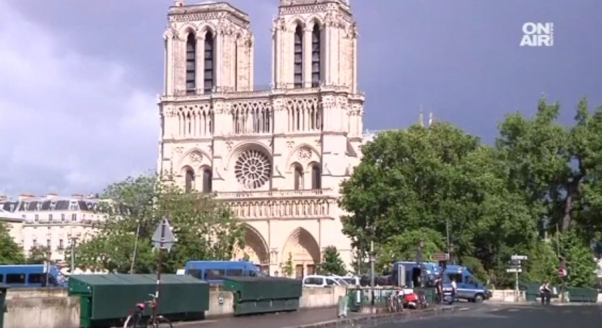 Стрелба пред Нотр Дам, районът е блокиран