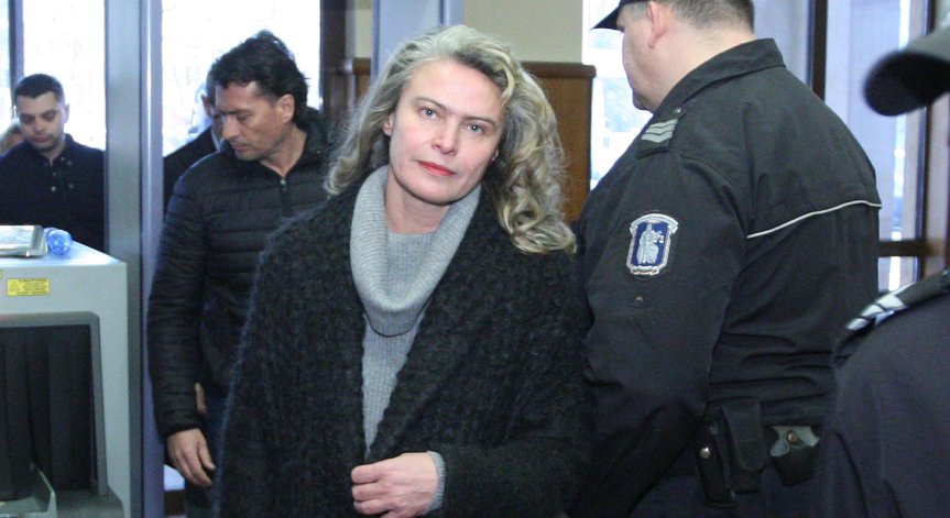 Съдът остави жената до Васил Божков и секретарката му в ареста