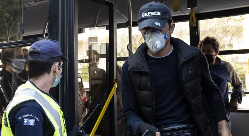 В Гърция връщат маските в обществения транспорт, глобата за нарушители е 300 евро