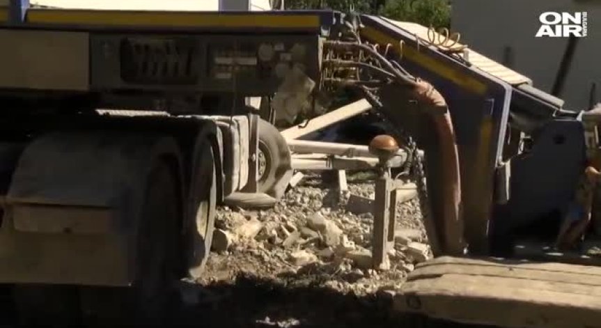 Разследват причините за катастрофата с ТИР в село Драганово