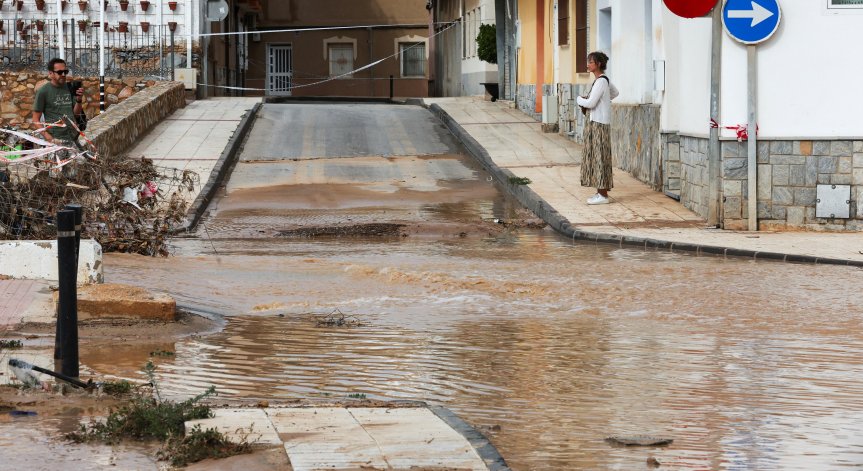 Наводнения в Испания блокираха хора в колите им