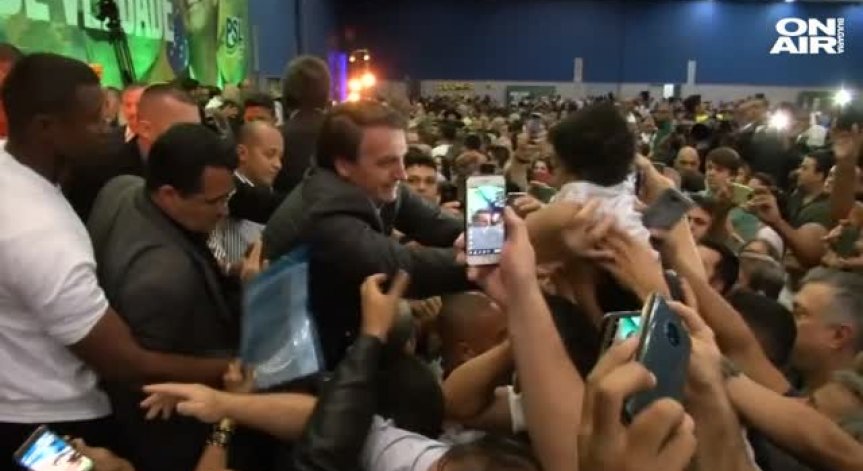 Бразилски кандидат за президент бе намушкан с нож по време на митинг