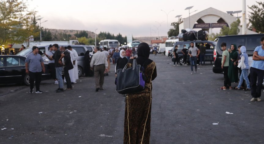 Сирийци дават до 600 долара, за да влязат в Сирия.