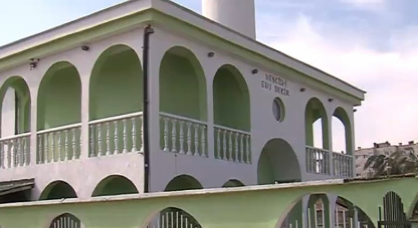 Полиция и жандармерия претърсват джамия в ромския кв. Изток в Пазарджик