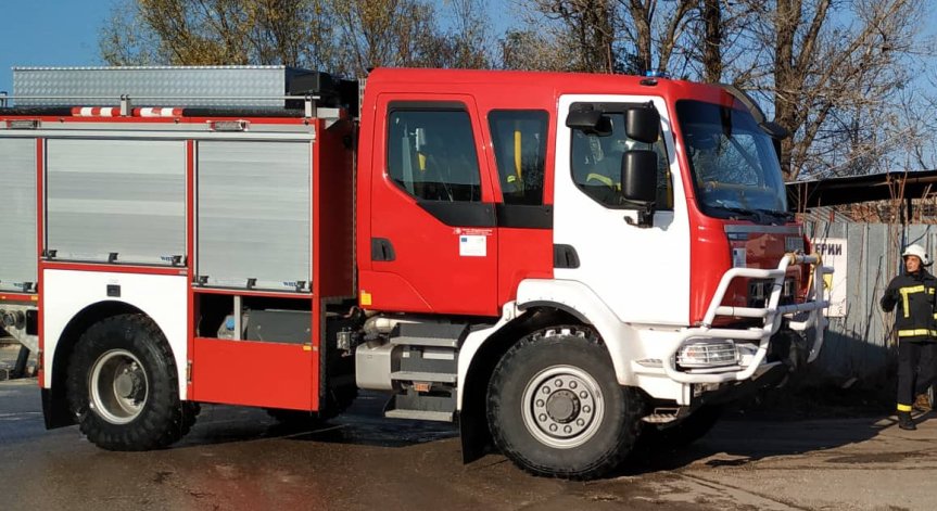 Миниван с чуждестранни граждани се е запалил в района на Пазарджик