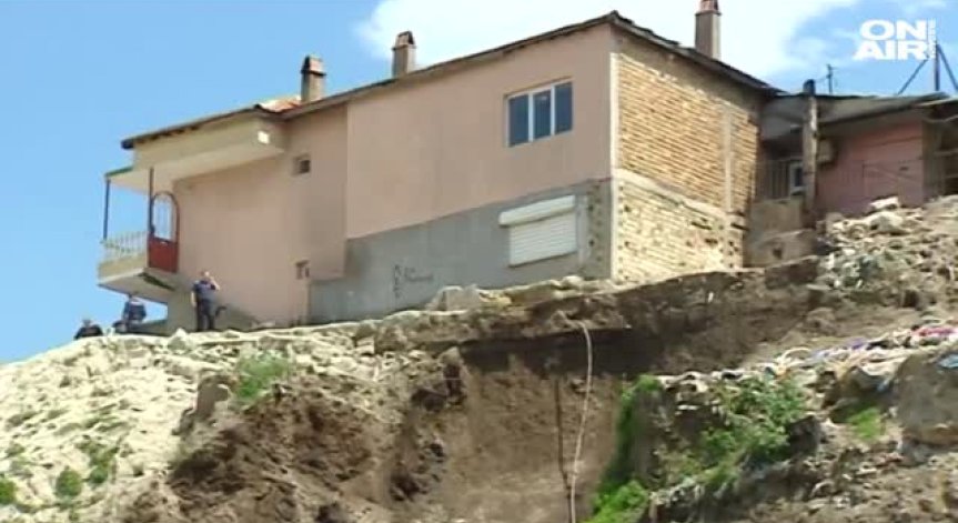 Земна маса затрупа новооткрит път във Варна