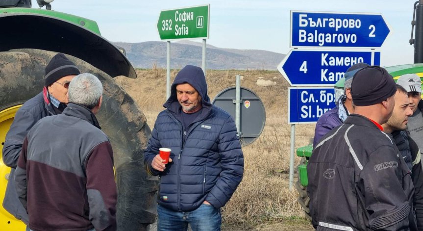 Жива верига затвори пътя Бургас–Варна заради отпадните води в Свети Влас