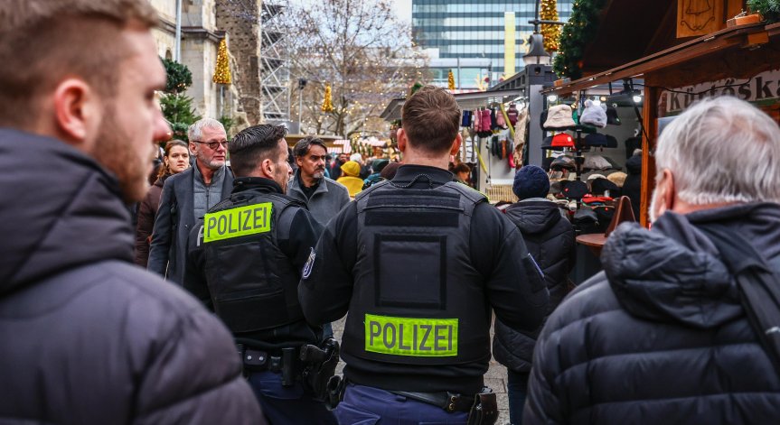 Кола се вряза в множество от хора на коледен базар в Германия