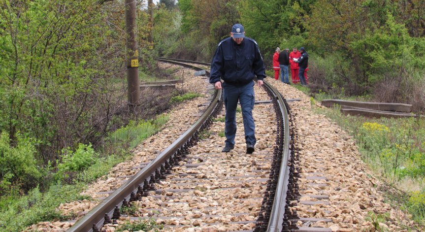 Трагичен инцидент: Мъж скочи фатално пред влак на Товарна гара Бургас