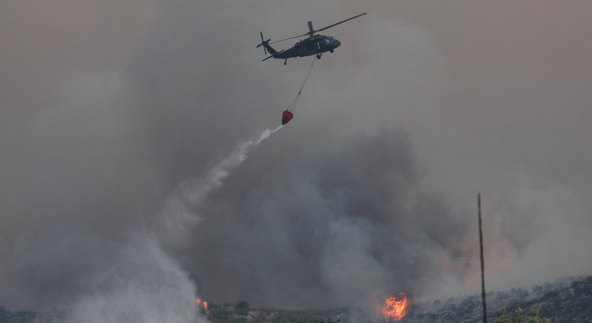 Огънят се разраства на фона на суша и екстремни температури.