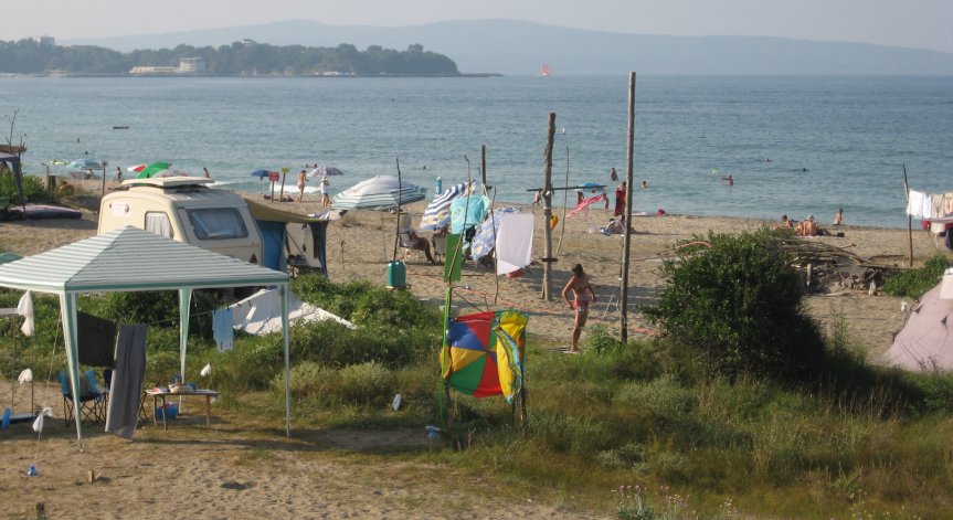 Почивка в нарушение на закона - 19 каравани са паркирани нелегално на плаж 