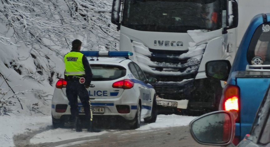 Аварирал ТИР и верижна катастрофа на прохода 