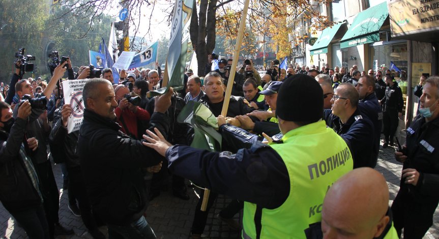 Туроператорите излизат на протест, настояват за помощи заради пандемията