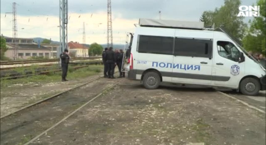 В издирване на Стоян Зайков: Спецчастите претърсиха с. Очуша