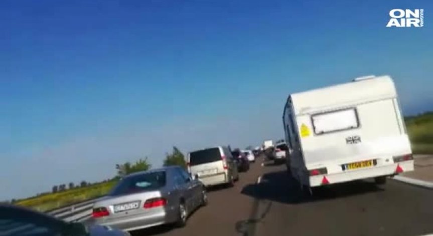 Две верижни катастрофи блокираха движението по АМ 
