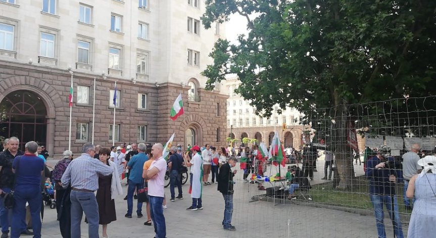 18-и ден на недоволство: Волейбол и пърформанс на протестиращите