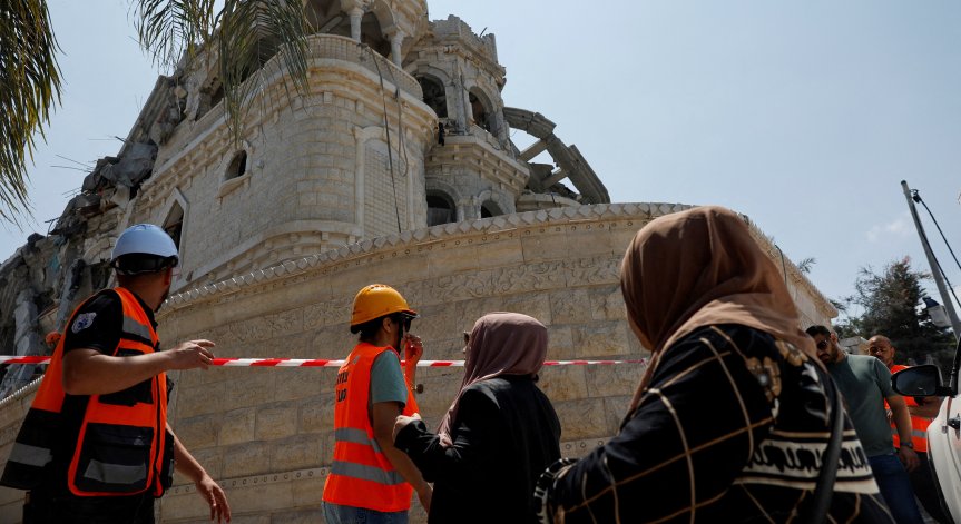 От МВнР информират, че към момента въздушното пространство на Иран е затворено.