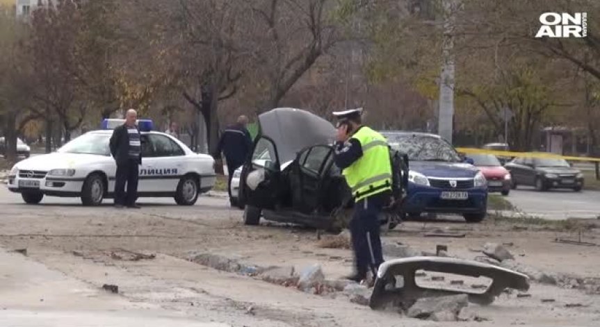 Тежка катастрофа в Пловдив: Кола беше разцепена на две