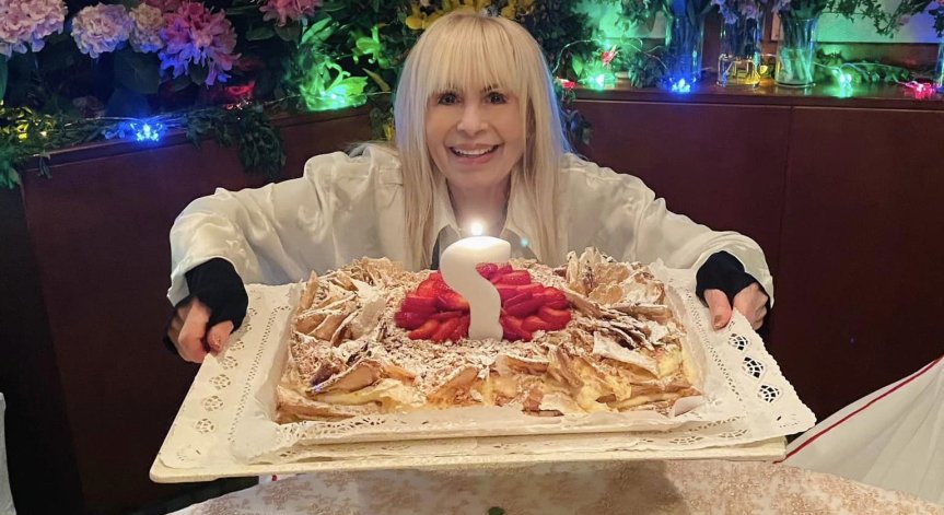 Въпросителен вместо години: Лили Иванова на по торта с приятели за ЧРД