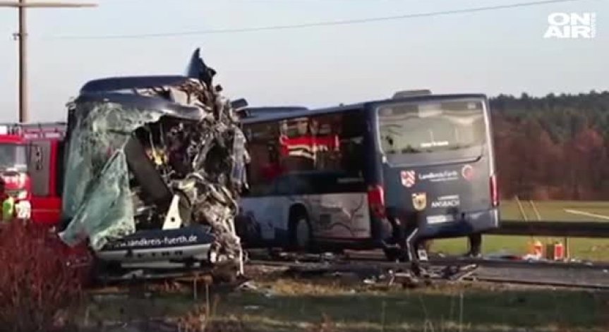 Германия: Два автобуса с ученици се удариха челно