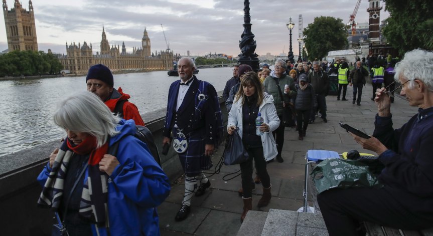 Британското правителство: Спрете да се редите на опашка пред ковчега на кралицата
