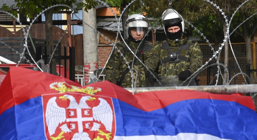 НАТО е в готовност да разположи още военни в Косово