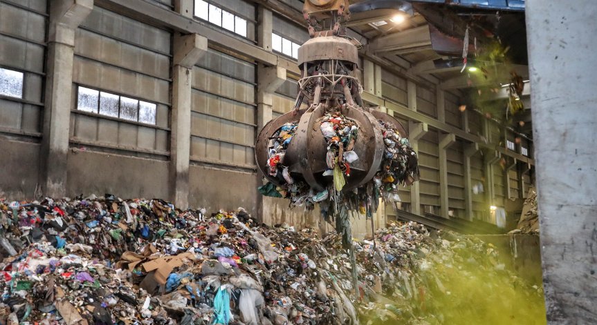 Назначили са на висока заплата човек да мие колата на шефа на завода за отпадъци?