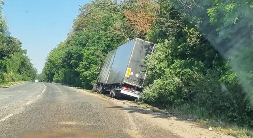 Камионът се е обърнал в канавката.