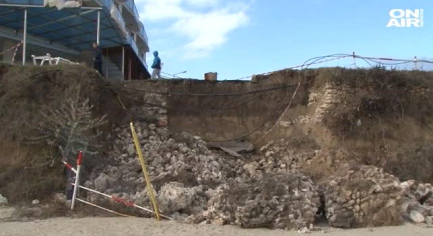 Част от крайбрежната алея на Равда пропадна