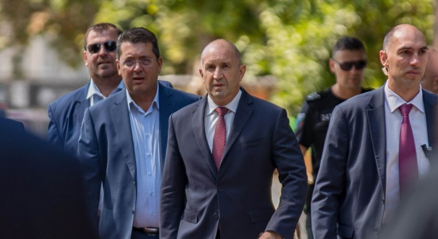 Радев: Бъдещето ни е заложник на войната между Русия и Украйна