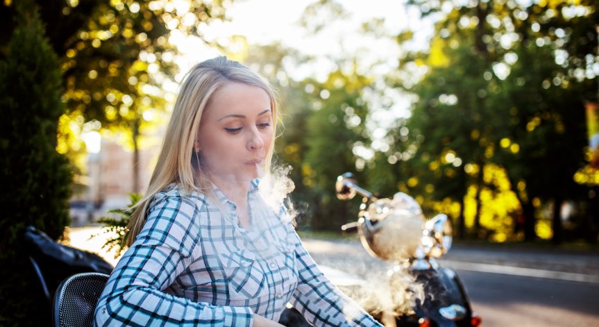 Забраната обаче няма да се прилага за терасите на кафенетата.