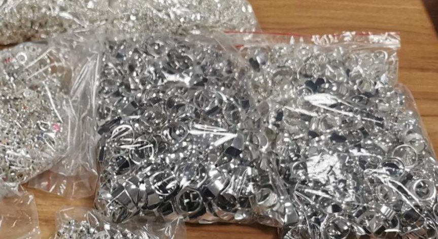 Митничари хванаха над 3,5 кг златни и сребърни накити