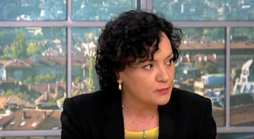 Министър Василева: Спираме строежа на къмпинг Юг