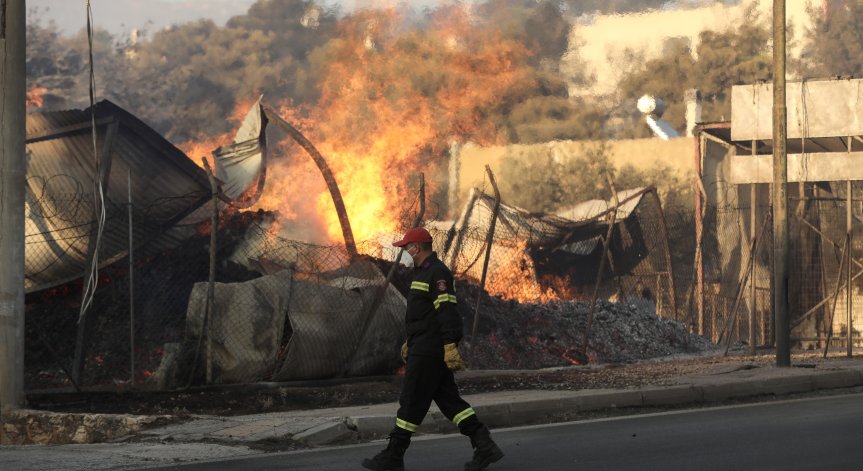 Предприятията и училищата са застрашени.