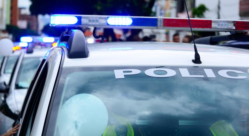 Мъж нападна с нож жена и дете в училище в Германия