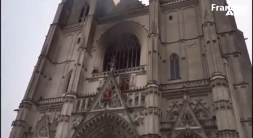 Потушиха огнената стихия в катедралата в Нант, има сериозни щети
