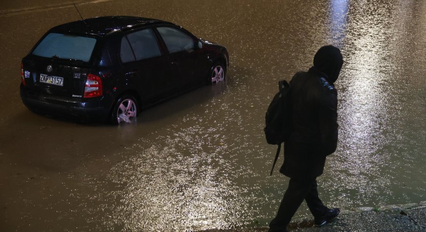 Воден Ад в Гърция: Нивото стигна 7 метра, задейства се 112, сирени зоват за евакуация