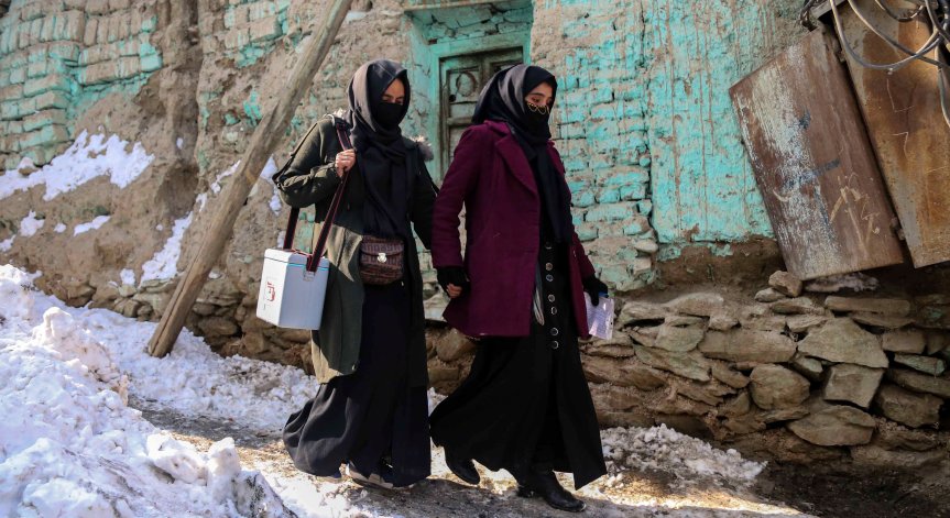 Из Пакистан тръгват розови автобуси, ще возят само жени заради зачестилия тормоз