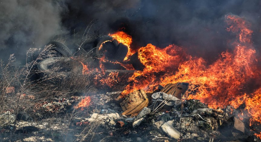 На място има екипи на пожарната.