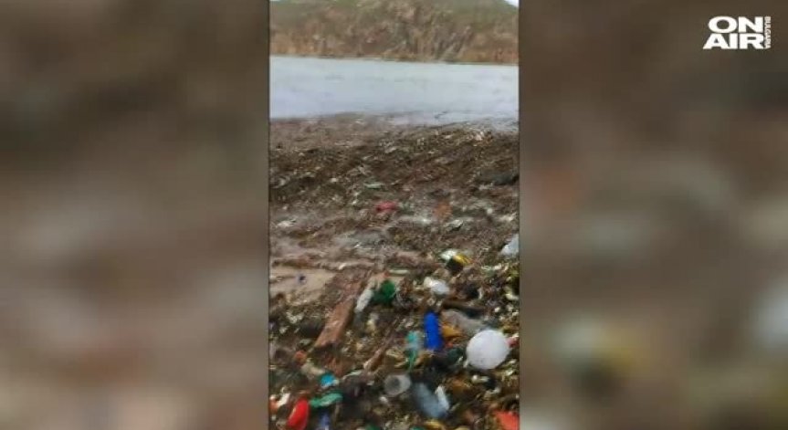 Мексикански курорт тъне в боклуци и пластмаса
