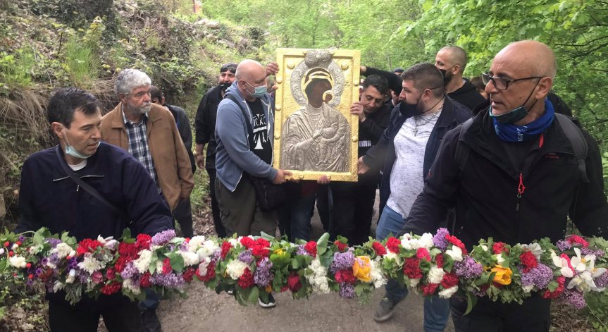 Тръгна литийното шествие с чудотворната икона от Бачковския манастир