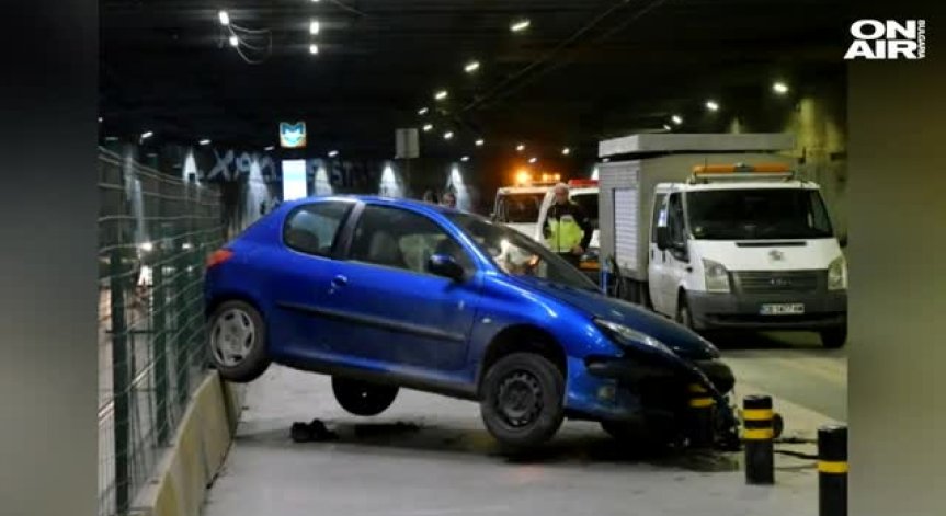 Кола помете журналист на спирка в тунела на НДК, той зове за спешни мерки