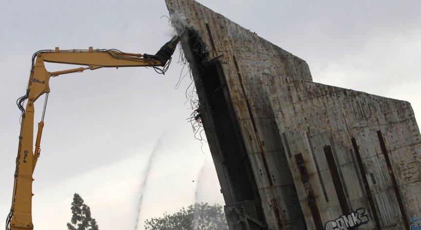 Отива си... Събориха върха на 