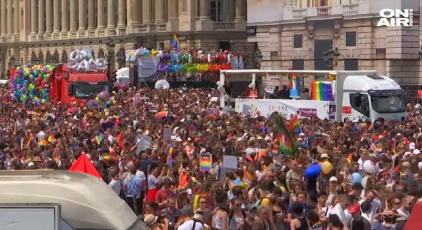 Стотици хиляди на гей парад в Париж