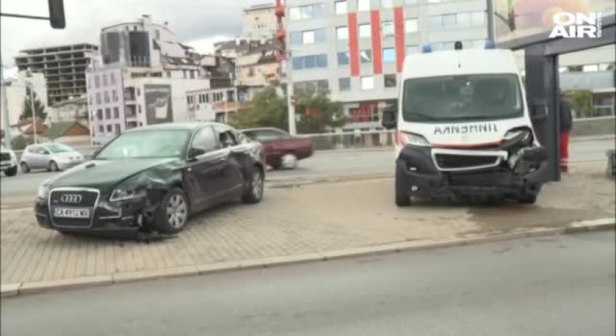 Лека кола и линейка се сблъскаха в столичния кв. 